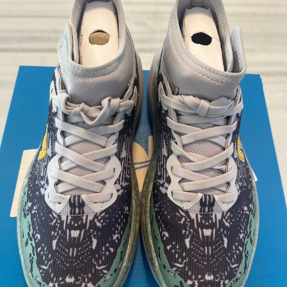 Hoka Speedgoat 6 GTX Sneakers in Black, Green & Yellow - Picture 3 of 10